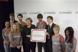 Bill Gates e il cancelliere tedesco Angela Merkel premiano un gruppo di studenti