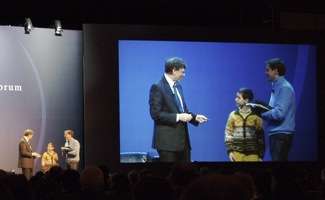 Bill Gates scherza con un giovanissimo studente spagnolo durante il Global Leader Forum 2008