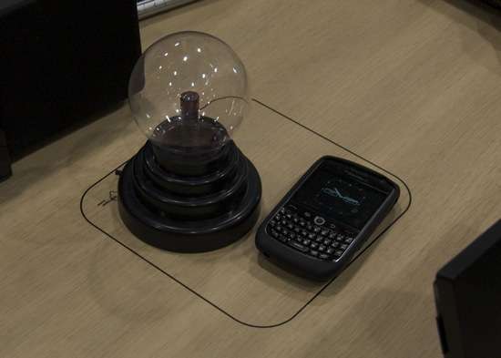 un prototipo di scrivania con integrata la tecnologia WiPower