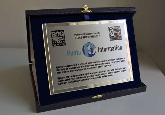 la targa per Punto Informatico, vincitore del premio Winston Smith 2010 ai BBA