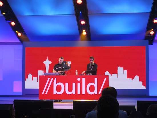 DJ sul palco di Build 2012