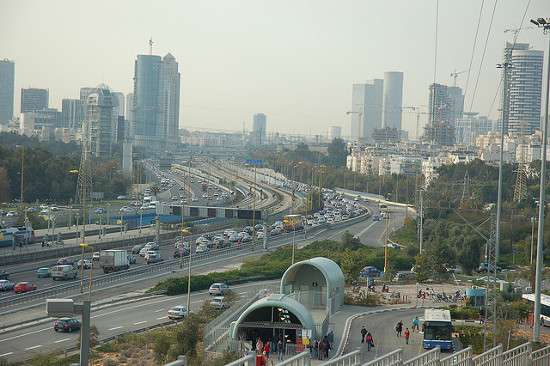 Morning Traffic - Tel Aviv di David King, licenza CC BY 2.0