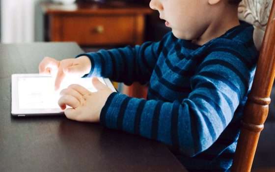 Bambini e device: lo schermo nemico dello sviluppo?