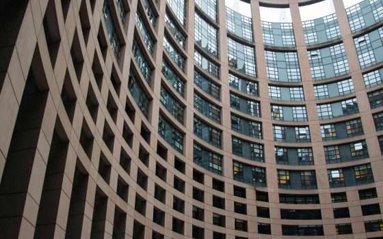 Parlamento UE: no all'IA per la sorveglianza di massa