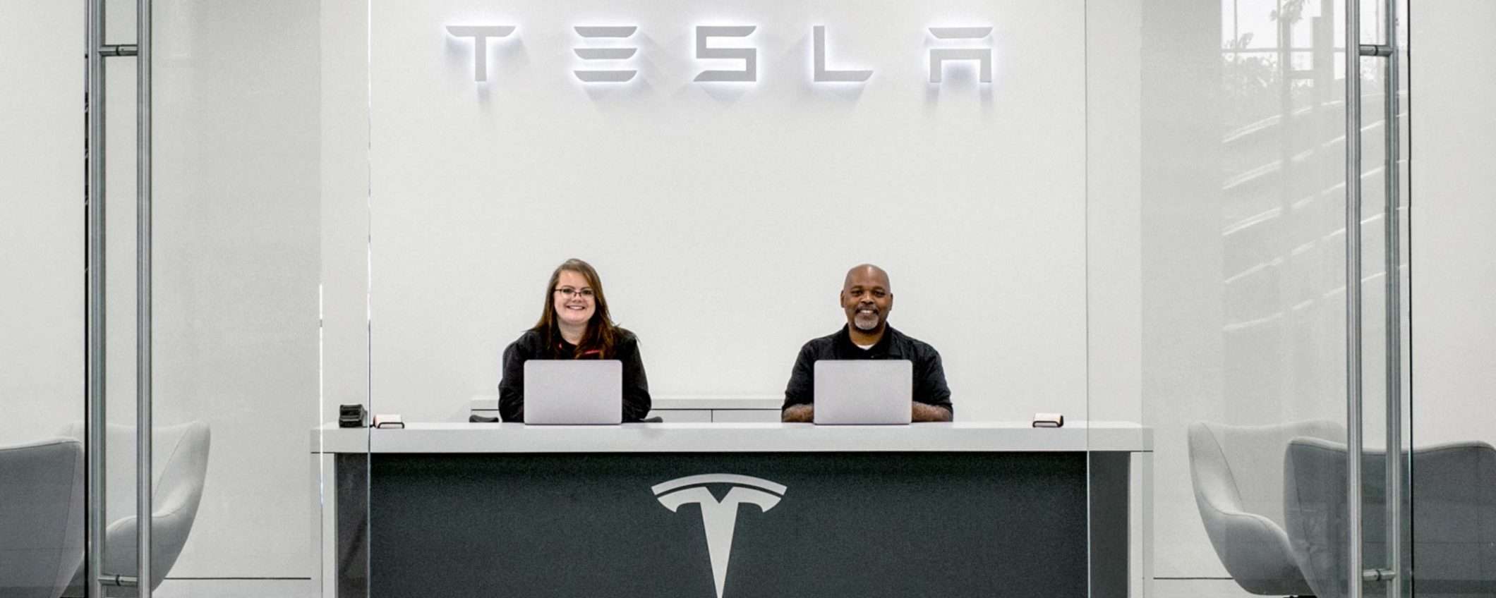 Tesla ci ripensa: non chiuderà tutti gli store