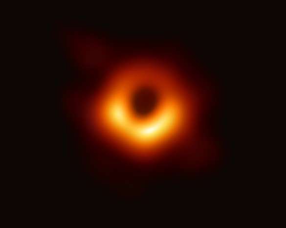 L'immagine del buco nero M87