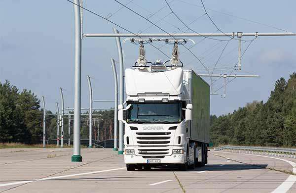 Un camion viaggia sulla eHighway, l'autostrada elettrica di Siemens