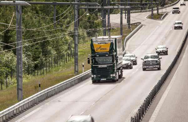 Un camion viaggia sulla eHighway, l'autostrada elettrica di Siemens