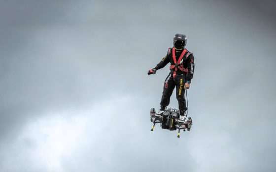 Zapata ha attraversato la Manica su un hoverboard