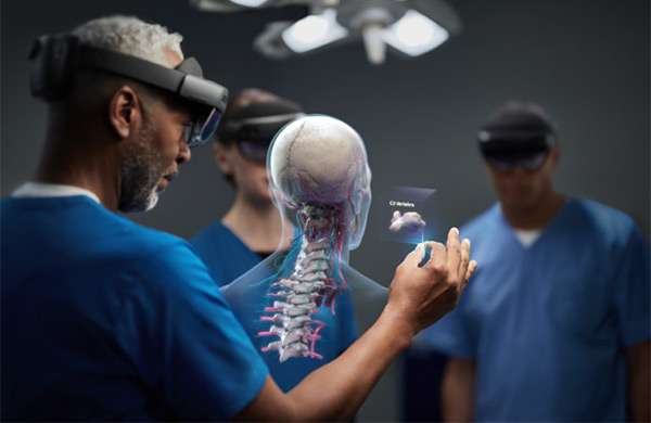 Il visore HoloLens 2 di Microsoft per la mixed reality impiegato in ambito medico