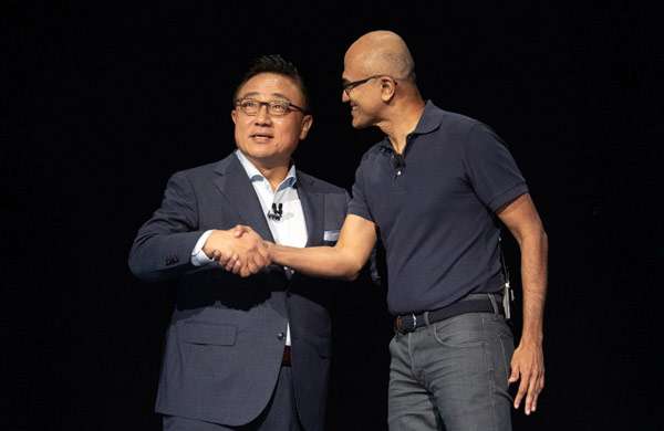 DJ Koh (Samsung) e Satya Nadella (Microsoft) insieme sul palco dell'evento Unpacked 2019