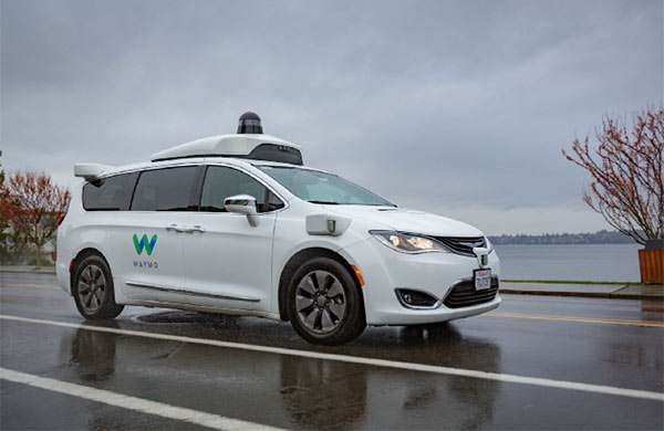 Una delle self-driving car di Waymo sotto la pioggia