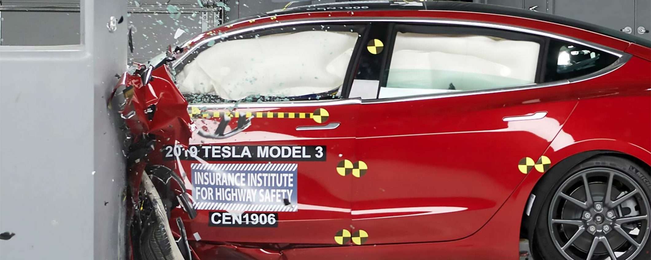 Tesla Model 3 promossa nel crash test di IIHS