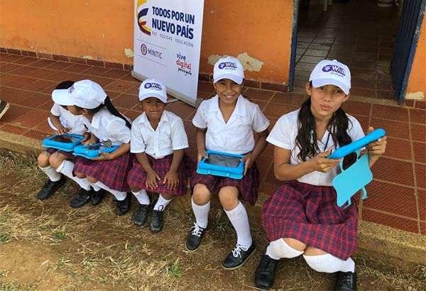 Gli studenti di una delle scuole colombiane coinvolte nel progetto Airband di Microsoft