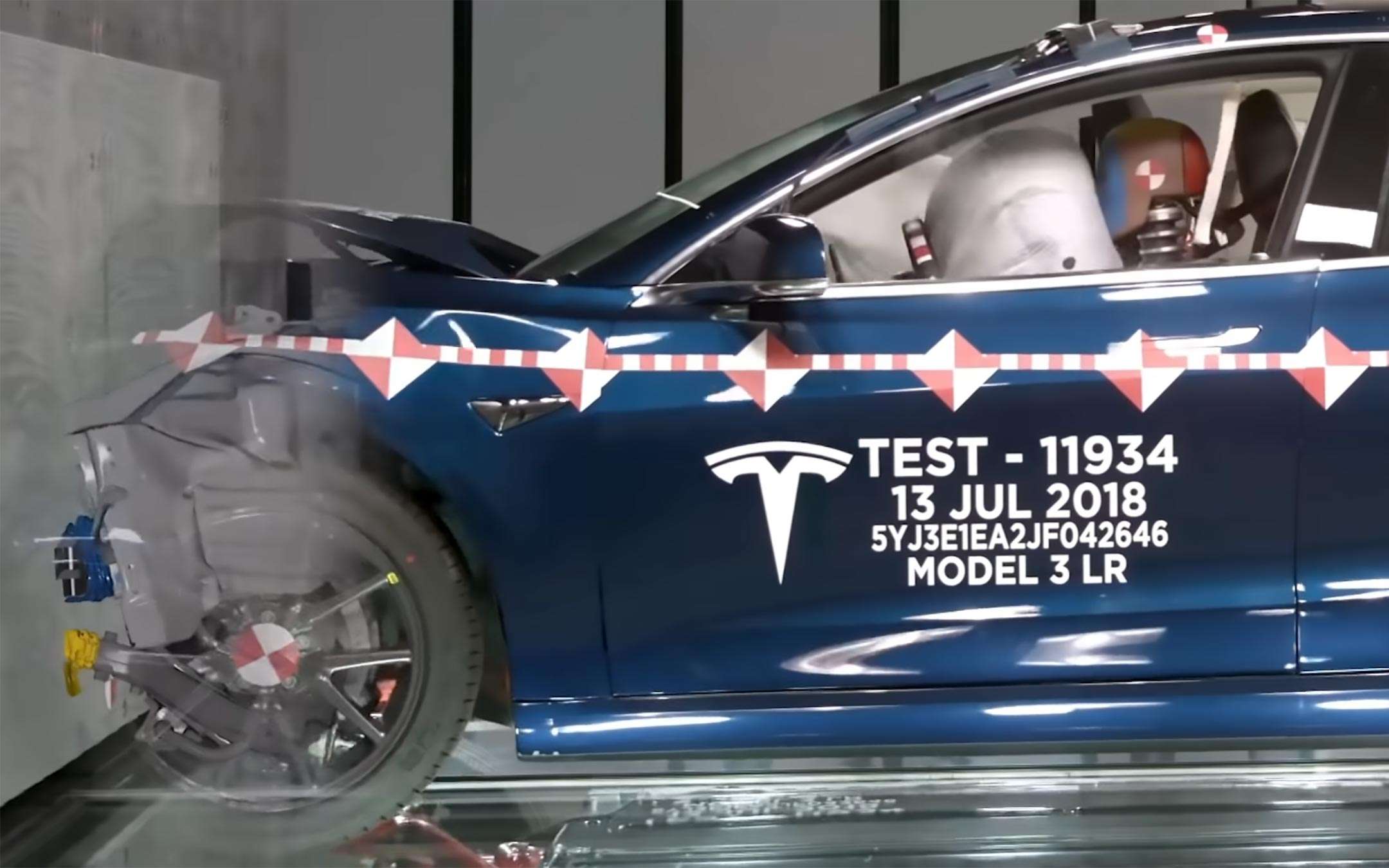 Tesla Model 3, crash test per l'auto elettrica il video