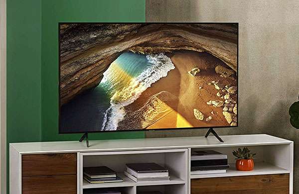 Il televisore Samsung QE49Q64RATXZT con pannello QLED da 49 pollici