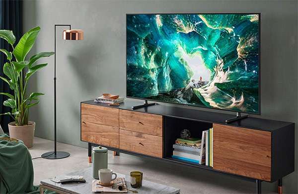 Il televisore Samsung UE82RU8000U con pannello 4K da 82 pollici e funzionalità smart