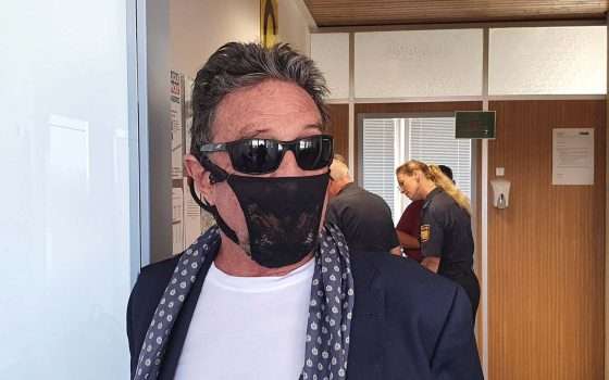 John McAfee: il perizoma, la mascherina, le manette