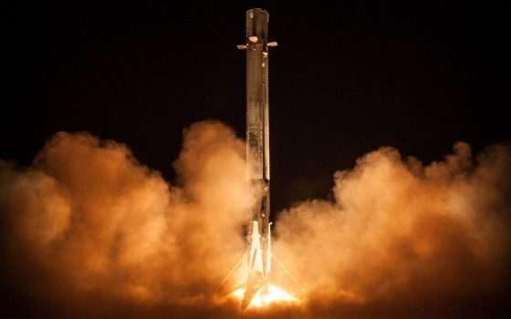 SpaceX: il razzo Falcon 9 illumina la notte