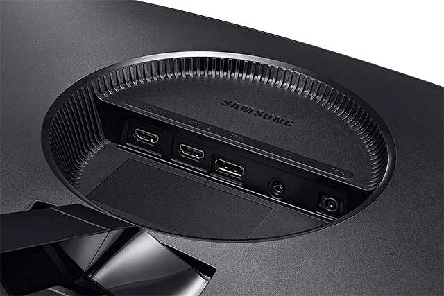 Le porte di connessione presenti su Samsung C24RG52FQU, monitor curvo da 24 pollici per il gaming