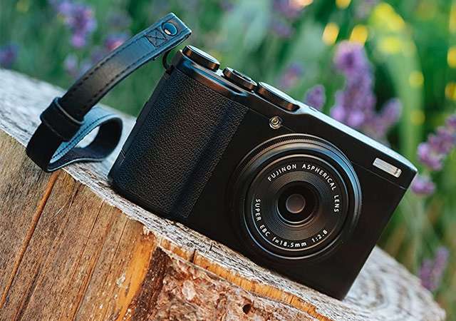 La fotocamera Fujifilm XF10 con sensore da 24 megapixel