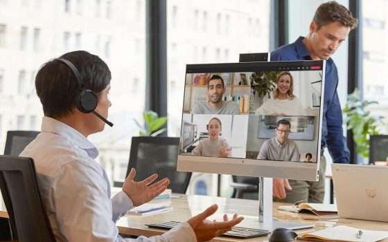 HP EliteOne 800 G8: all-in-one per videoconferenze