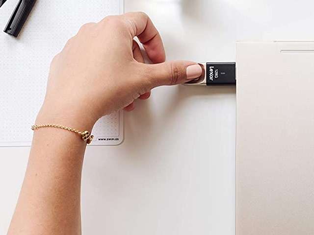 La pendrive Lexar JumpDrive Fingerprint F35 da 128 GB con lettore di impronte digitali