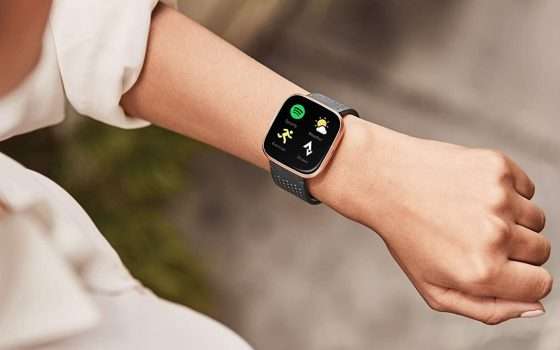 Smartwatch, sportwatch e Alexa nell'edizione esclusiva Amazon: Fitbit Versa 2 in super sconto