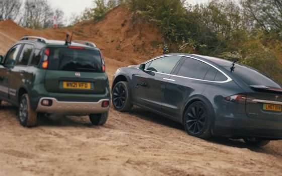 Tesla Model X vs Fiat Panda Cross nel fango