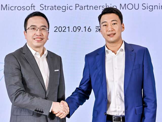 George Zhao (CEO di HONOR Device) e Hou Yang (vicepresidente e presidente e amministratore delegato di Microsoft GCR)