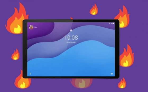 Tablet alla mano con Lenovo Tab M10 HD che è una favola