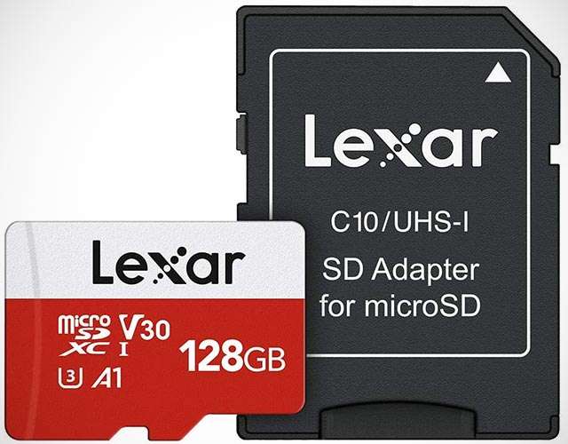 La scheda microSD da 128 GB di Lexar e l'adattatore per slot SD incluso