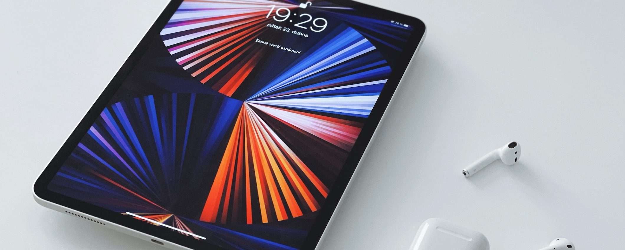 iPad: in arrivo un modello con display OLED da 15