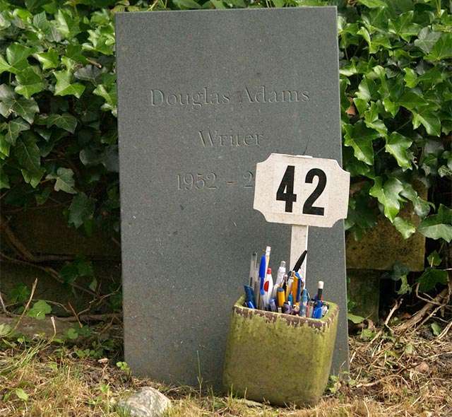 La tomba di Douglas Adams al Highgate Cemetery di Londra