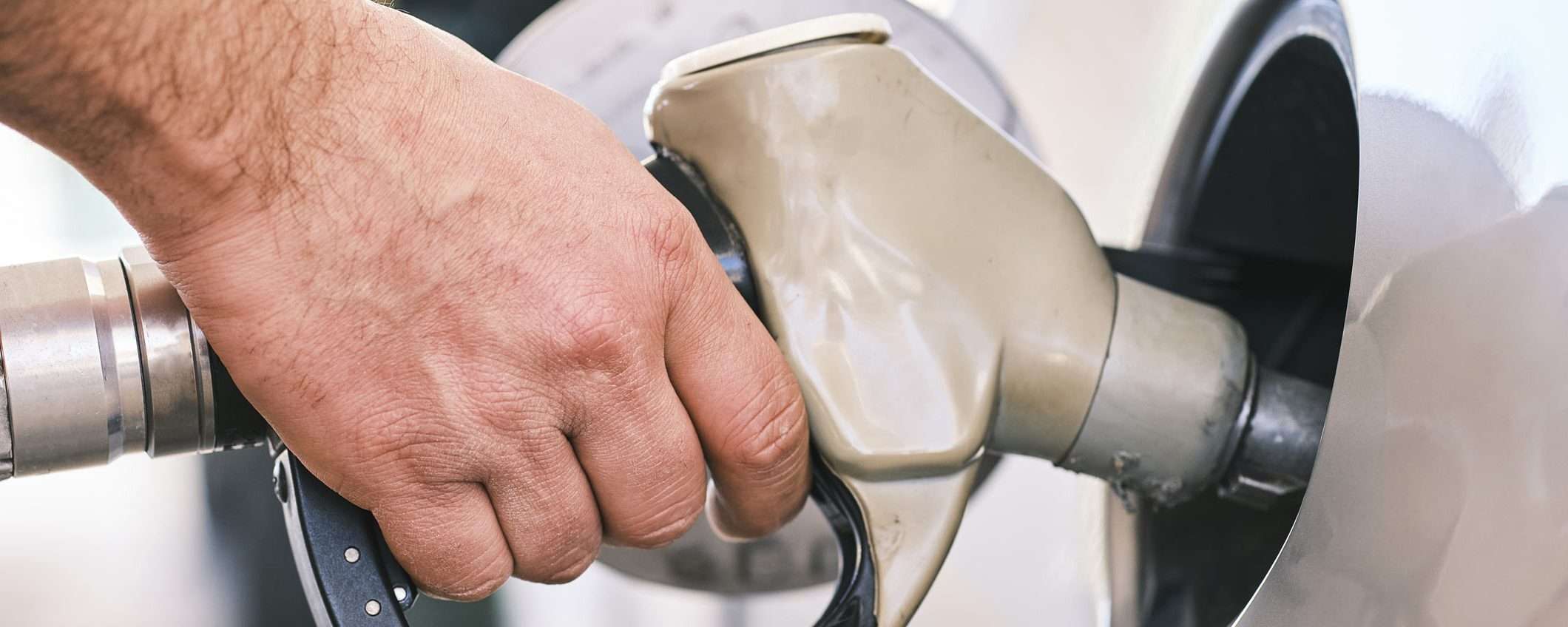 Benzina e gasolio: prezzi giù prima del taglio