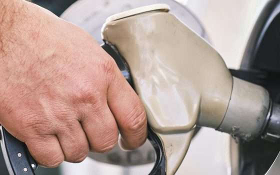 Benzina e gasolio: prezzi giù prima del taglio