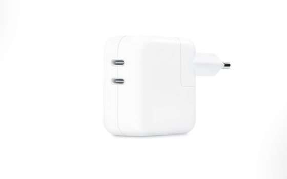 Apple: nuovi caricabatterie con due porte USB-C