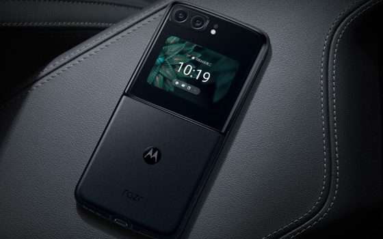 Moto Razr 2022 lancia la sfida al Galaxy Z Flip4