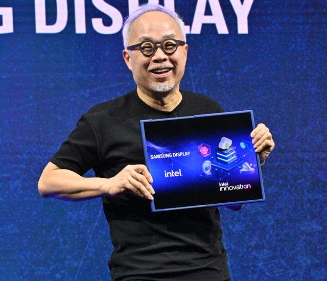 Il prototipo del dispositivo con display arrotolabile mostrato da Samsung all'evento Intel Innovation 2022