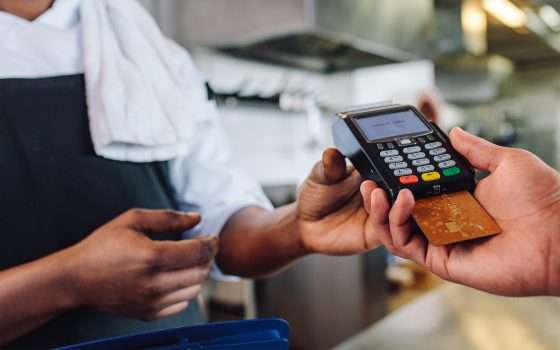 Il contante va in pensione: +24% i pagamenti cashless