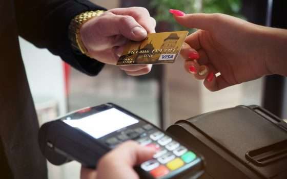 Il contante costa più del POS agli esercenti: accettare pagamenti con carta conviene