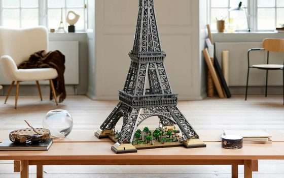 Tour Eiffel in versione LEGO: enorme e bellissima