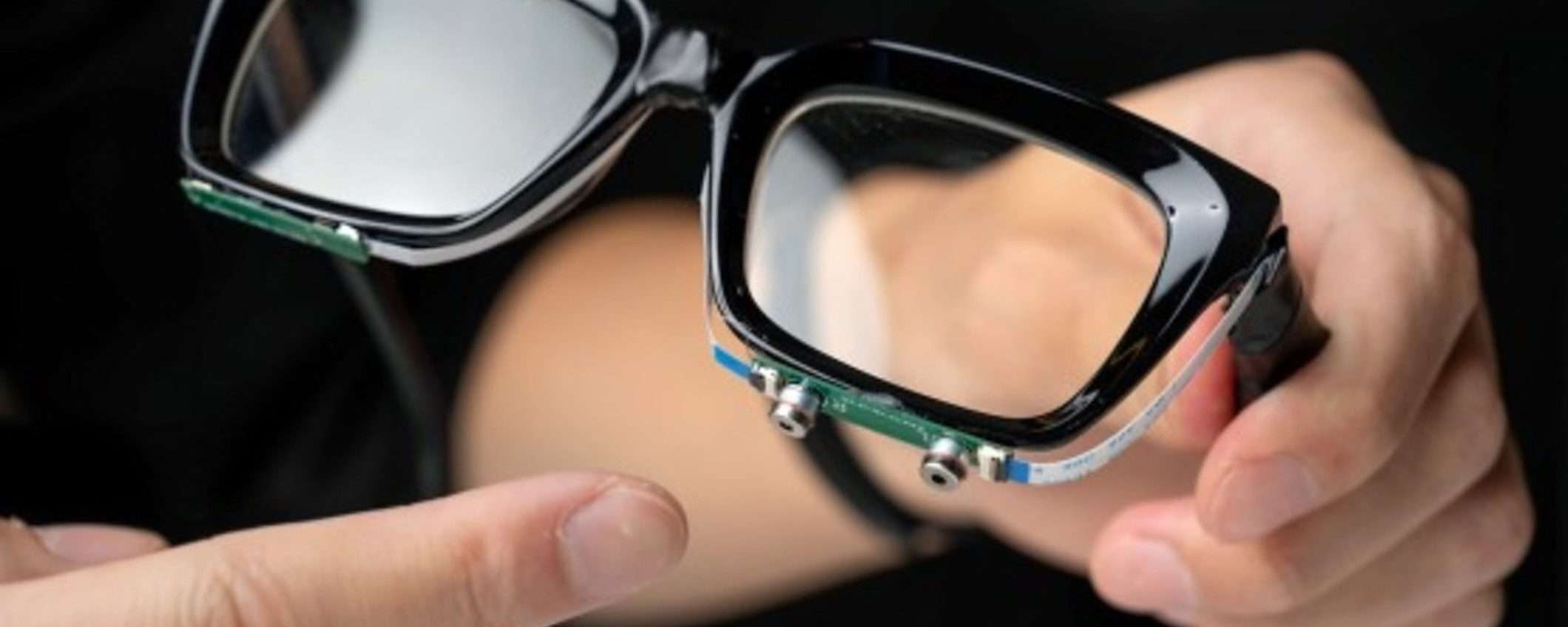 Questi occhiali con IA possono leggere il labiale