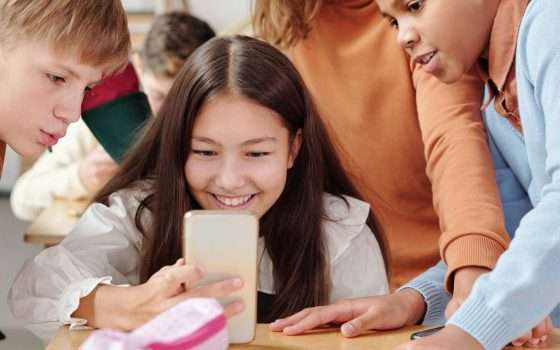 Smartphone a scuola: UNESCO e l'idea di un ban mondiale