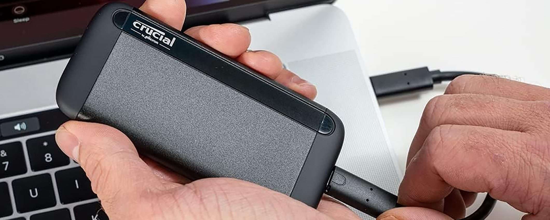 È crollato il prezzo della SSD portatile Crucial da 1 TB