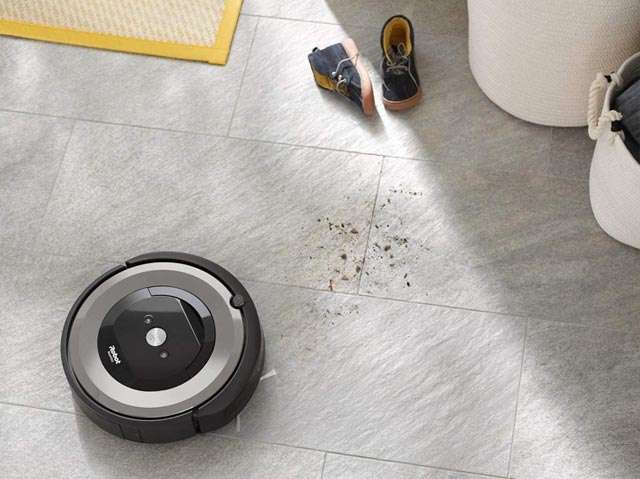 Il robot aspirapolvere iRobot Roomba e5154 in azione