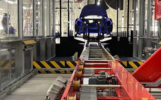 Dipendente Tesla attaccato da robot: la rivolta delle macchine?