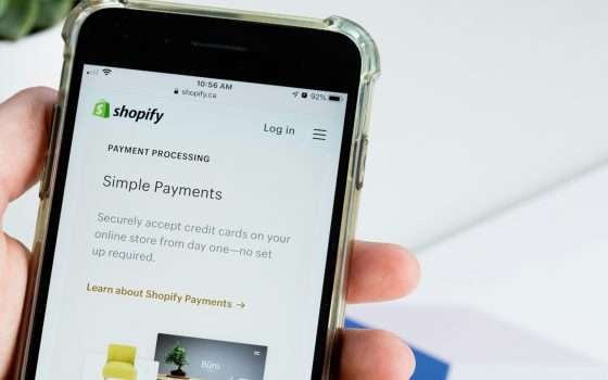 Shopify introduce un editor di immagini AI per i prodotti