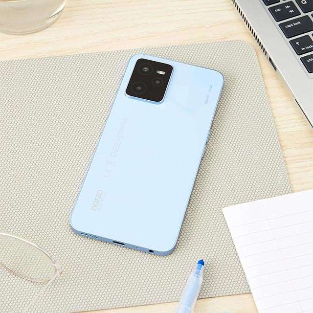 Lo smartphone realme narzo 50A Prime nella colorazione Flash Blue