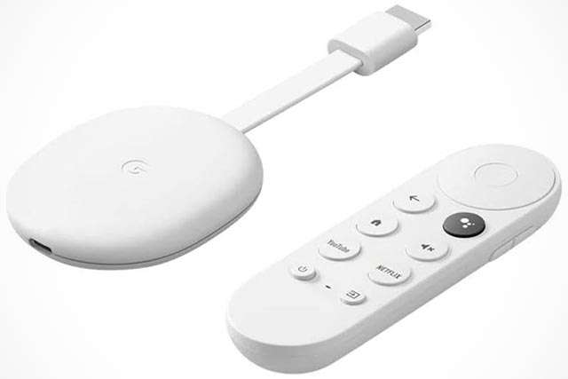 Il Chromecast con Google TV (4K) e il telecomando in dotazione